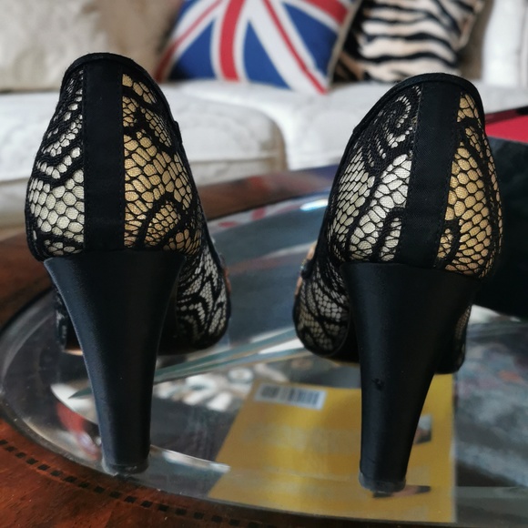 BEVERLEY FELDMAN BLACK LACE SHOES - Picture 2 of 7